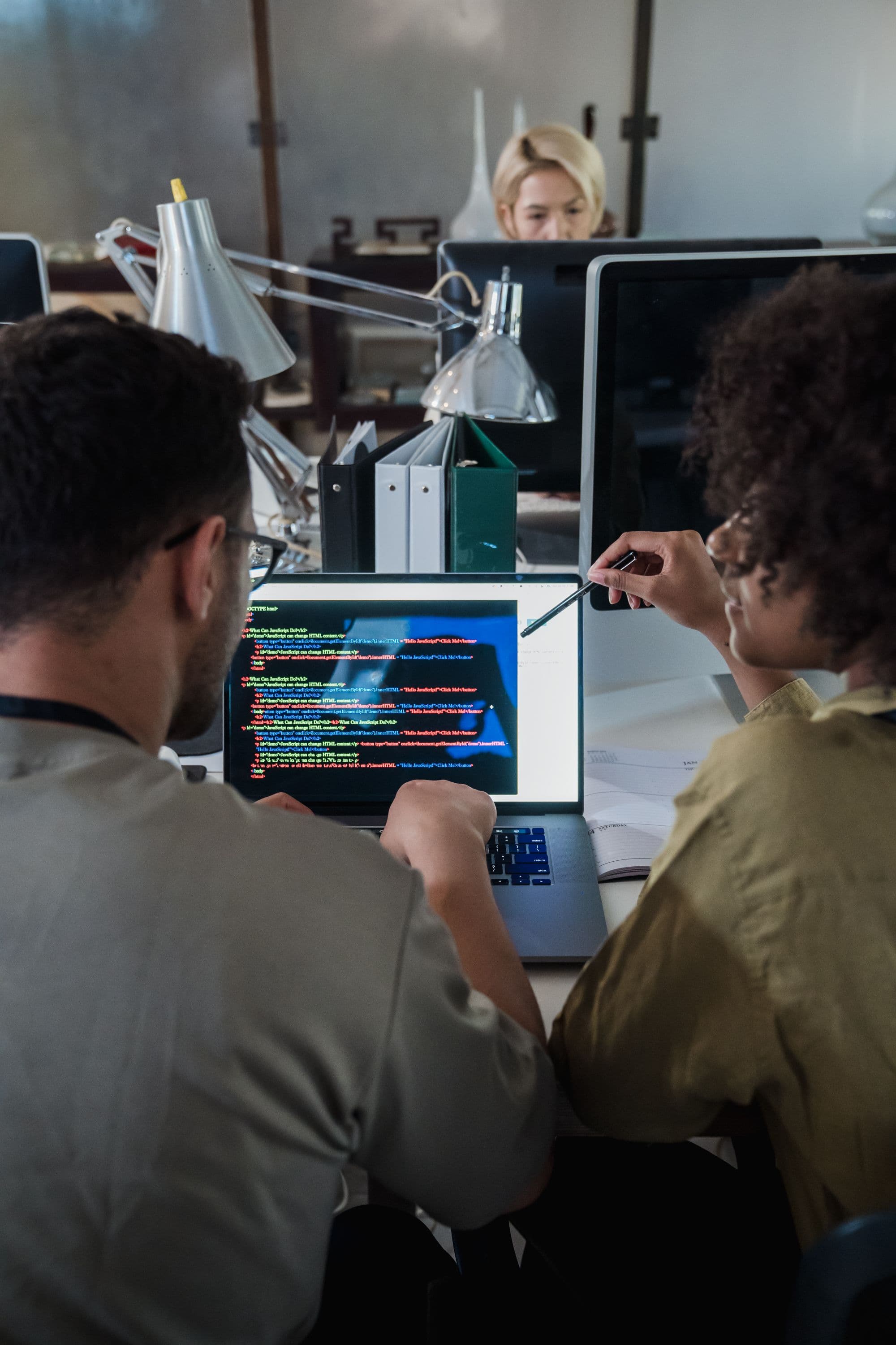 Tim developer berkolaborasi membangun aplikasi